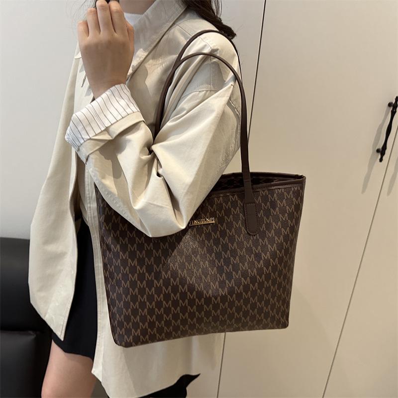 Осенне-зимняя ретро сумка-тоут кроссбоди большой вместимости 39.5 x 11.5 x 28.5 cm темно-коричневого
Осенне-зимняя ретро сумка-тоут кроссбоди большой вместимости 39.5 x 11.5 x 28.5 cm темно-коричневого