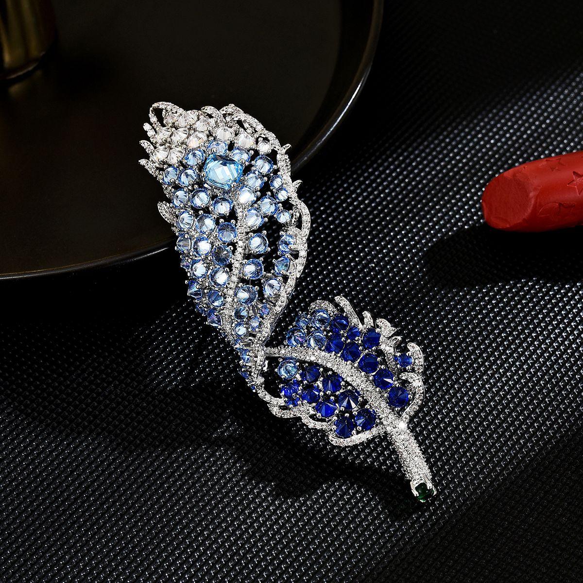 Women s Light Luxury Design Inlaid With Zircon Elegant Feather Brooch, Fashionable And Versatile Niche Design Sense Brooch
Women s Light Luxury Design Inlaid With Zircon Elegant Feather Brooch, Fashionable And Versatile Niche Design Sense Brooch