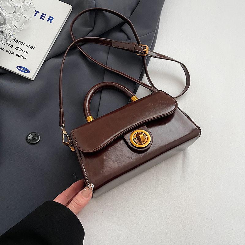 Autumn and winter high-end oil wax leather retro bag women s 2025 new autumn and winter versatile messenger bag portable small square bag
Autumn and winter high-end oil wax leather retro bag women s 2025 new autumn and winter versatile messenger bag portable small square bag