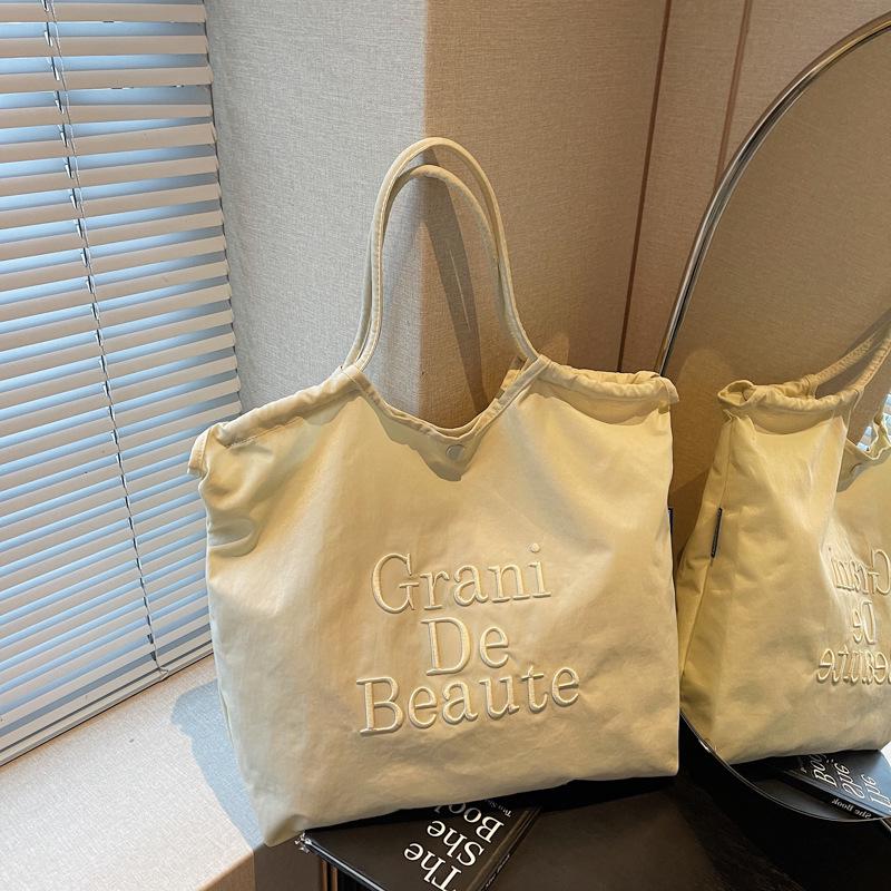 Eco-friendly Large Capacity Shoulder Bag with 3D Embroidered Letters грязно-белый
Eco-friendly Large Capacity Shoulder Bag with 3D Embroidered Letters грязно-белый