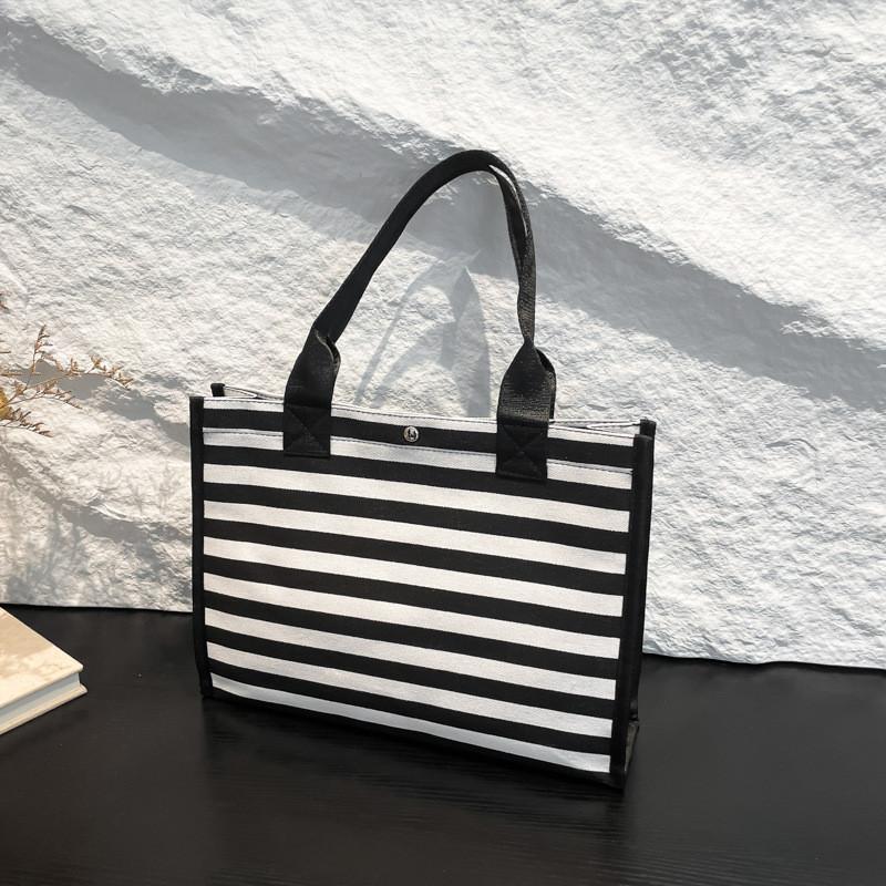 Stylish Large Capacity Women s Tote Bag With Minimalist Design And Trendy Appeal
Stylish Large Capacity Women s Tote Bag With Minimalist Design And Trendy Appeal