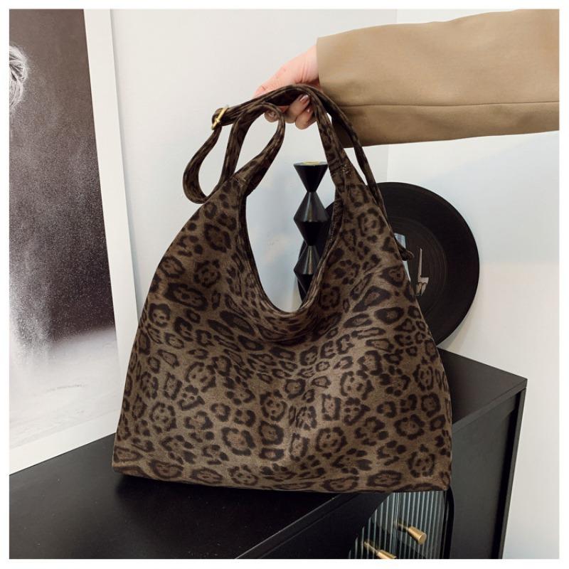 Leopard print bag women s large-capacity new autumn and winter versatile matte shoulder messenger bag commuter tote bag цветной печати леопарда
Leopard print bag women s large-capacity new autumn and winter versatile matte shoulder messenger bag commuter tote bag цветной печати леопарда
