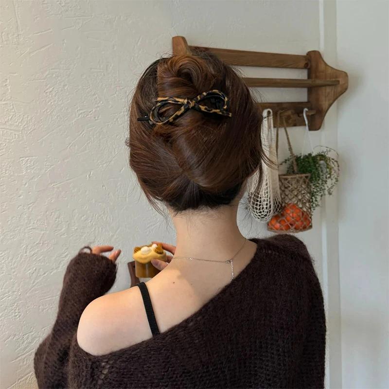 Korean Twist Hair Clips Leather Bow Knot Acrylic Hairpin for Women Girls Sweet Vintage Hairgrip Elegant Hair Styling Accessories
Korean Twist Hair Clips Leather Bow Knot Acrylic Hairpin for Women Girls Sweet Vintage Hairgrip Elegant Hair Styling Accessories