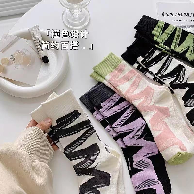 Vogue Женские носки в японском стиле Абстрактные изогнутые чулки Special Casual Candy Цветные линии персонализированные чулки
Vogue Женские носки в японском стиле Абстрактные изогнутые чулки Special Casual Candy Цветные линии персонализированные чулки