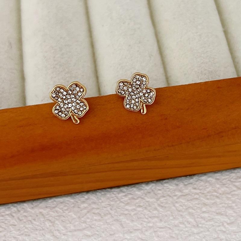 Export Exquisite Full Diamond Four-Leaf Clover Stud Earrings Light Luxury High-End Temperament Versatile Earrings белый
Export Exquisite Full Diamond Four-Leaf Clover Stud Earrings Light Luxury High-End Temperament Versatile Earrings белый