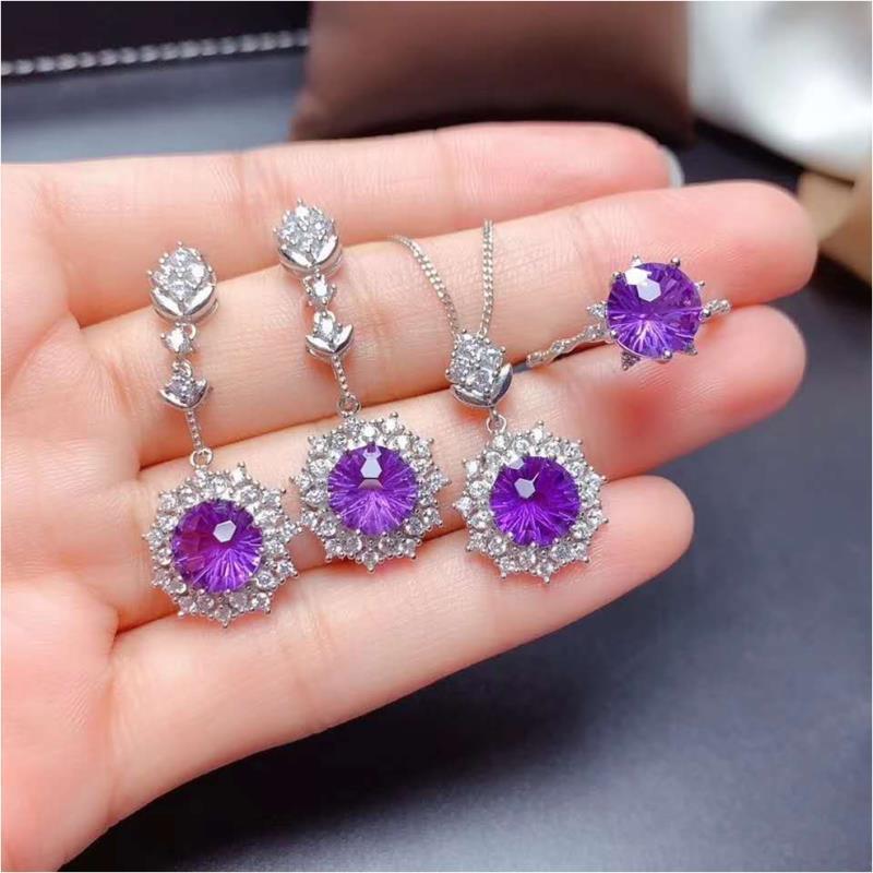 Imitation Amethyst Jewelry Set: Pt950-Plated Pendant, Stud Earrings, Fireworks-Cut Necklace.
Imitation Amethyst Jewelry Set: Pt950-Plated Pendant, Stud Earrings, Fireworks-Cut Necklace.