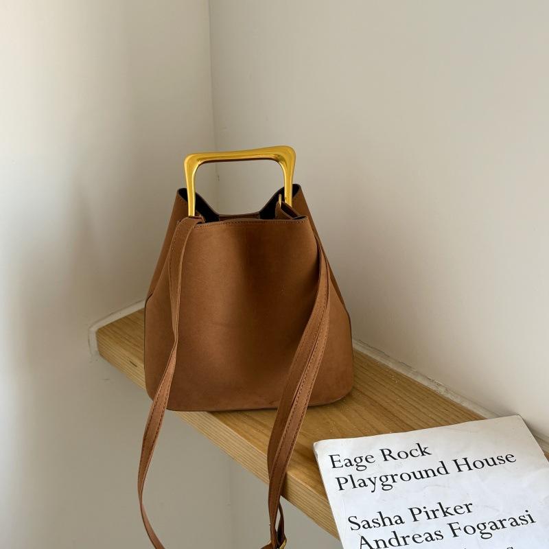 2025 Chic Designer Vintage Women Suede Frosted Leather Bucket Handbag Luxury Metal Handle Tote Bag Trendy Commuter Crossbody Bag
2025 Chic Designer Vintage Women Suede Frosted Leather Bucket Handbag Luxury Metal Handle Tote Bag Trendy Commuter Crossbody Bag