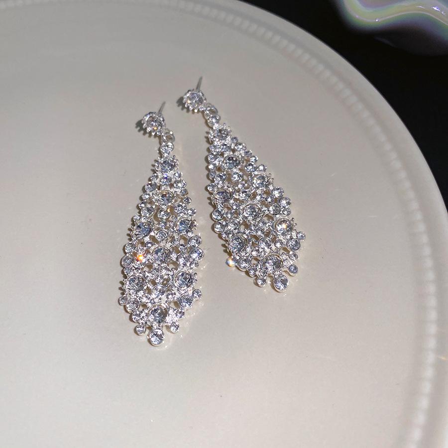 Silver needle zircon irregular rhombus earrings light luxury high-end stud earrings popular, personalized exaggerated earrings
Silver needle zircon irregular rhombus earrings light luxury high-end stud earrings popular, personalized exaggerated earrings