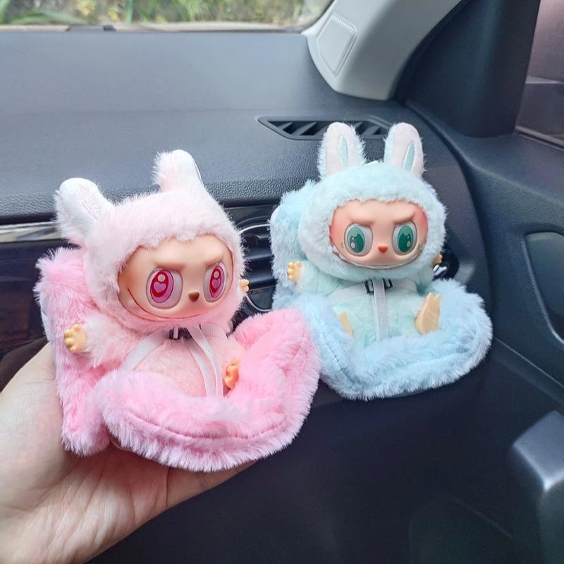 15-17 см автомобильное кукольное сиденье Labubu Doll Safety Seat милая кукольная вытяжка ароматерапевтическое украшение украшение для салона автомобиля
15-17 см автомобильное кукольное сиденье Labubu Doll Safety Seat милая кукольная вытяжка ароматерапевтическое украшение украшение для салона автомобиля