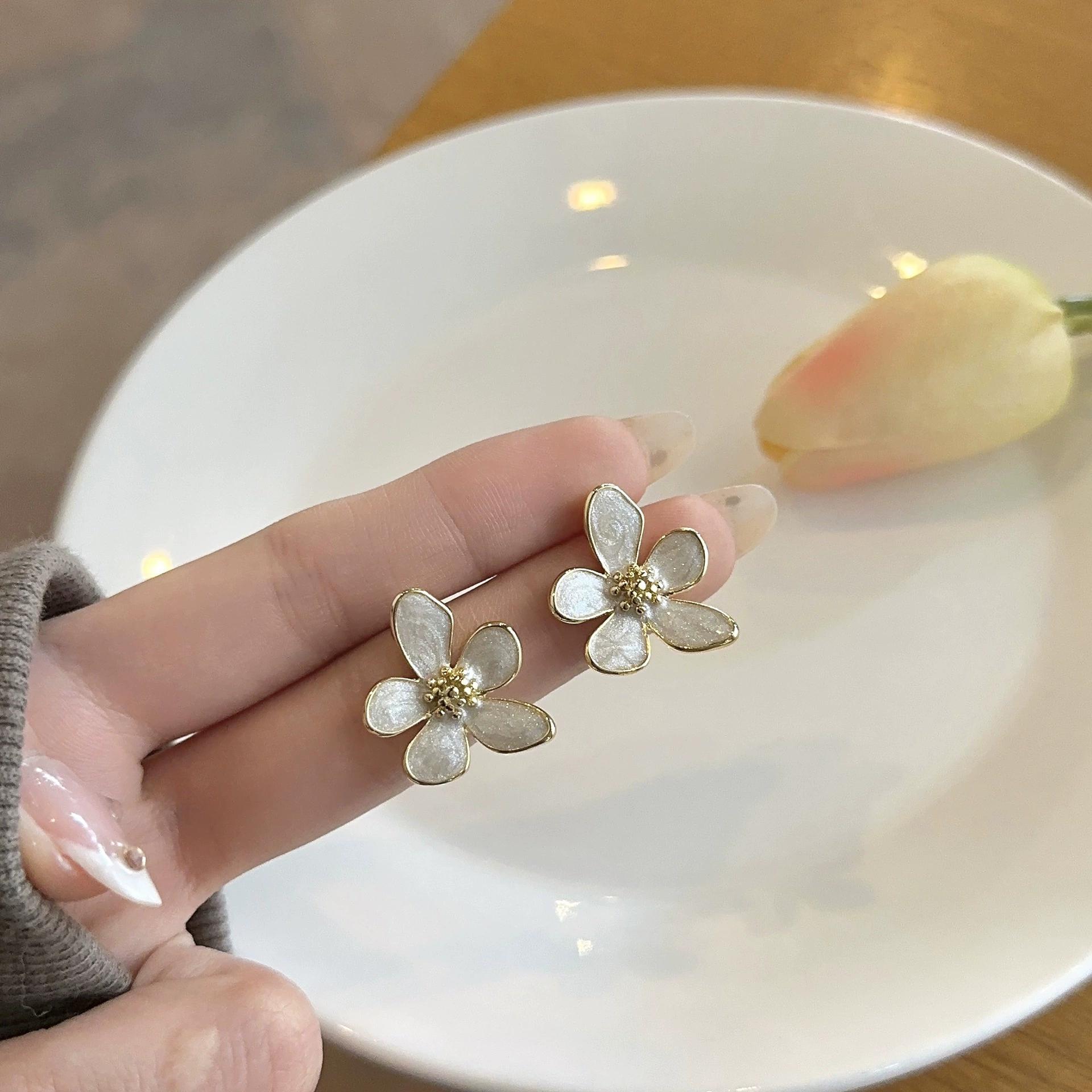 Big White Color Five Petal Flower Stud Earrings for Female Punk Temperament New Simple Trend Zircon Wholesale Girl Gift
Big White Color Five Petal Flower Stud Earrings for Female Punk Temperament New Simple Trend Zircon Wholesale Girl Gift