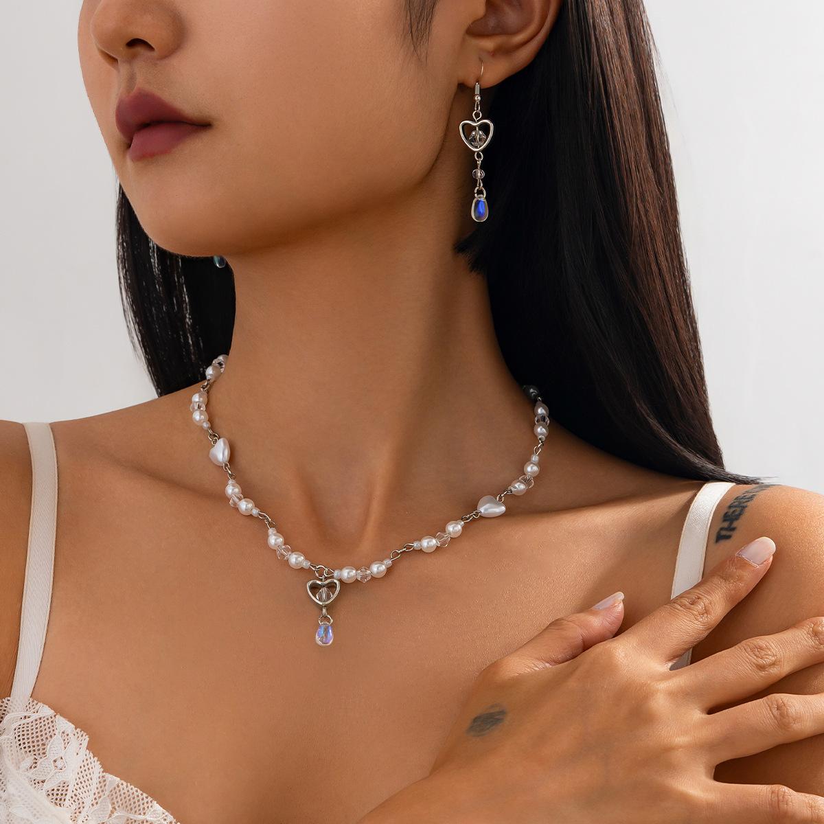 Пасторальная нишевая имитация жемчуга, кулон-клубника, колье на ключицу, простой набор ожерелий с бахромой любовь
Пасторальная нишевая имитация жемчуга, кулон-клубника, колье на ключицу, простой набор ожерелий с бахромой любовь