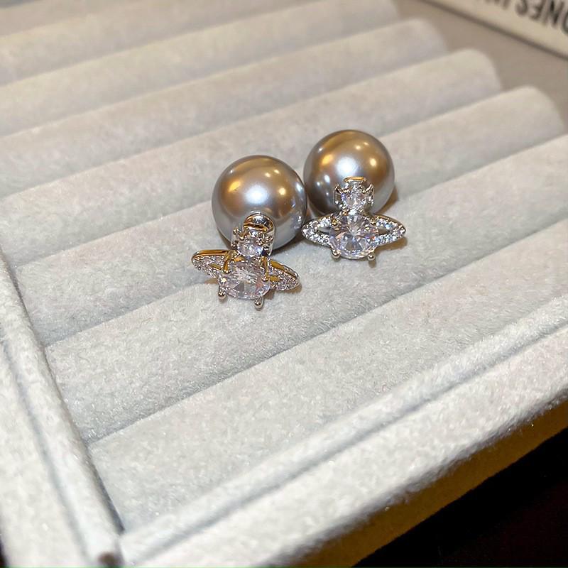 Сережки-пусети Срібна Голка Метелик зі штучними перлами: Ретро, Універсальні, Модні Ювелірні Вироби Високого Класу для Жінок.
Сережки-пусети Срібна Голка Метелик зі штучними перлами: Ретро, Універсальні, Модні Ювелірні Вироби Високого Класу для Жінок.