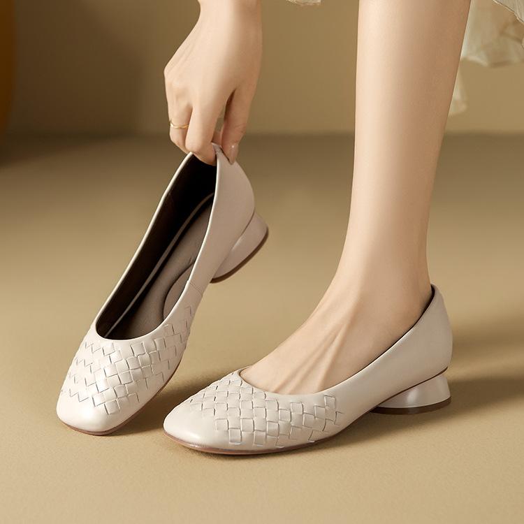Tire cowhide horseshoe heel low heel square head soft sole woven shallow mouth single shoes women s shoes soft sole leather simple small leather shoes 40 чорний
Tire cowhide horseshoe heel low heel square head soft sole woven shallow mouth single shoes women s shoes soft sole leather simple small leather shoes 40 чорний