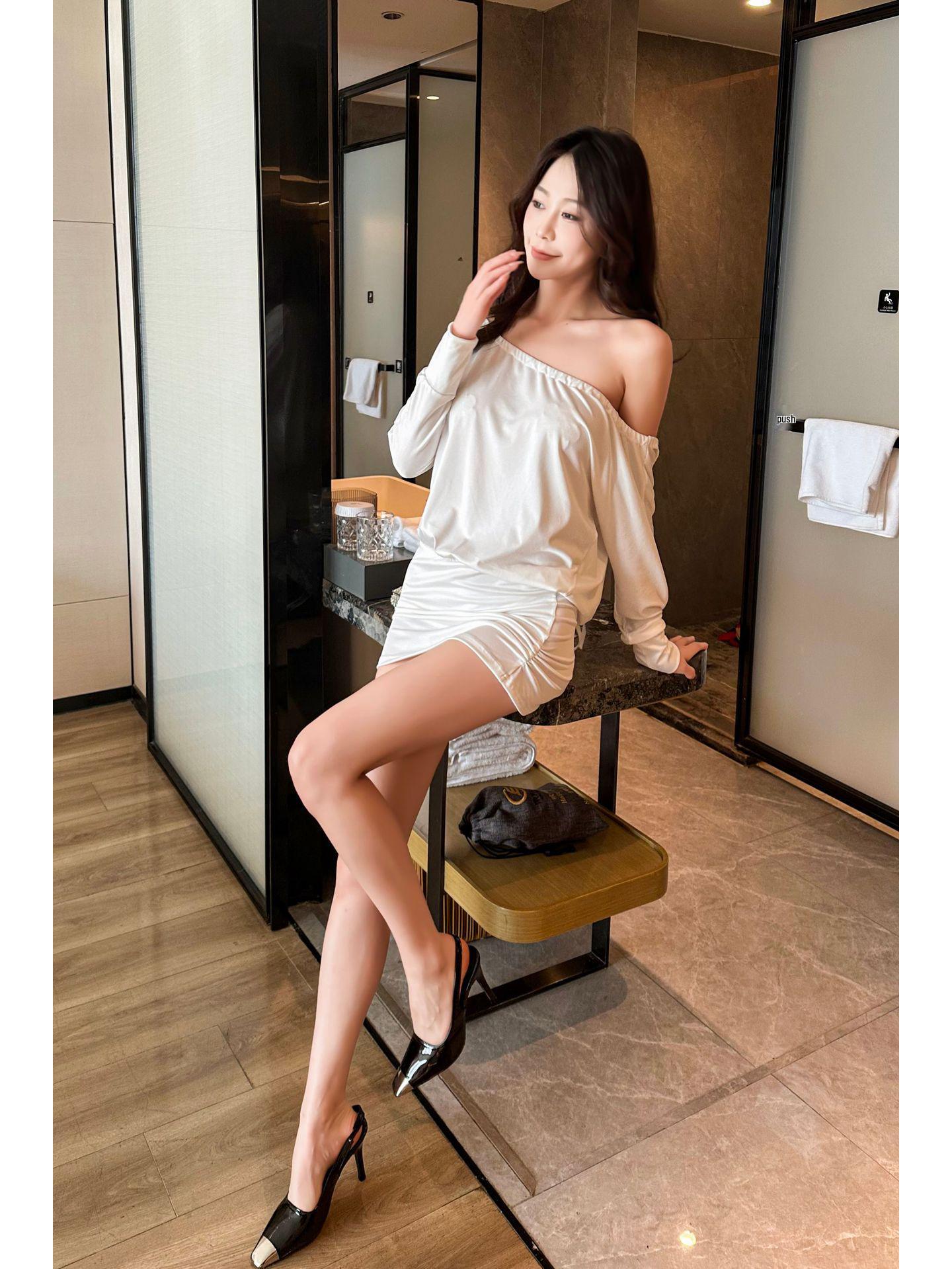 Trendy Korean Loose One-Shoulder Batwing Sleeve Bodycon Mini Dress One Size (Recommended Weight 80-130 lbs) білий
Trendy Korean Loose One-Shoulder Batwing Sleeve Bodycon Mini Dress One Size (Recommended Weight 80-130 lbs) білий