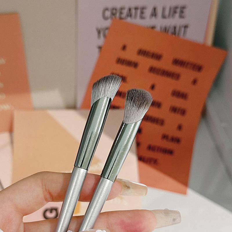 Custom Angled Soft Concealer Brush for Acne and Dark Circles - Non-Absorbing Round Head
Custom Angled Soft Concealer Brush for Acne and Dark Circles - Non-Absorbing Round Head