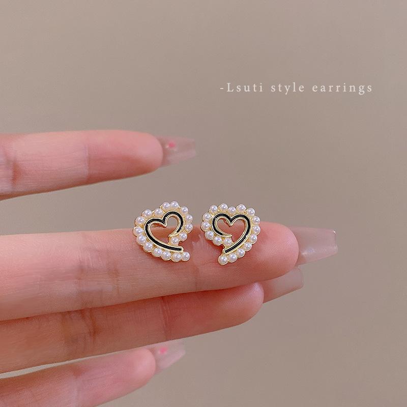 Silver needles, small and simple pearl love stud earrings, women s commuting versatile Hong Kong style earrings, retro temperament ear jewelry
Silver needles, small and simple pearl love stud earrings, women s commuting versatile Hong Kong style earrings, retro temperament ear jewelry