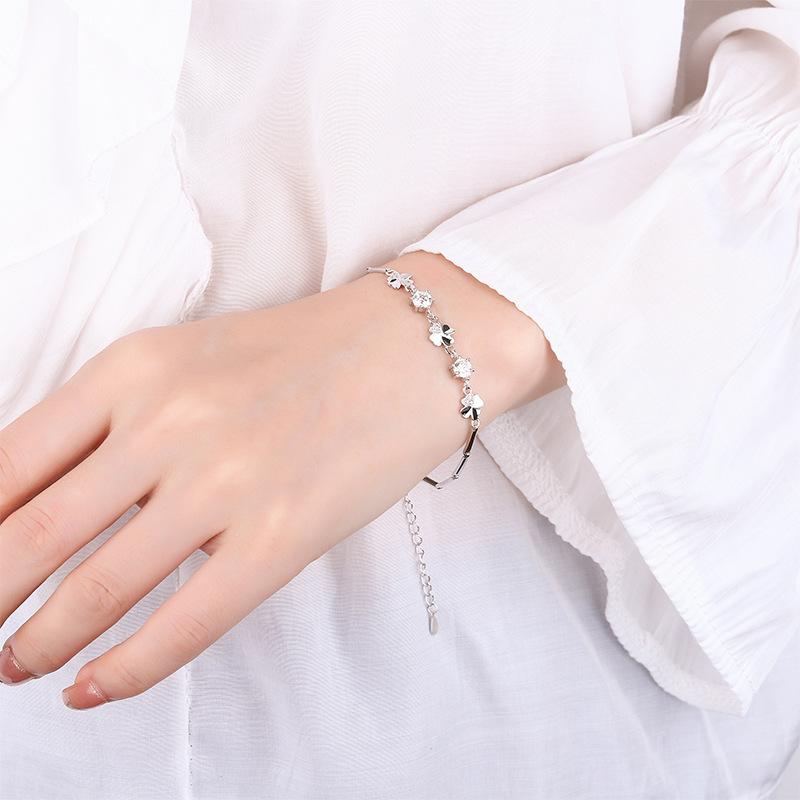 Роскошный браслет из муассанита с четырьмя лепестками клевера, стерлинговое серебро S925, браслет с имитацией бриллианта, универсальный ювелирный браслет с муассанитом в корейском стиле Moissanite
Роскошный браслет из муассанита с четырьмя лепестками клевера, стерлинговое серебро S925, браслет с имитацией бриллианта, универсальный ювелирный браслет с муассанитом в корейском стиле Moissanite