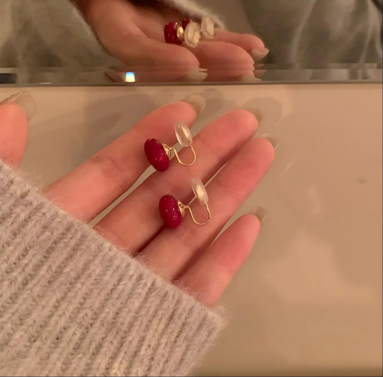 New Year S Ankola Red Earrings, Burgundy White Earrings, Fashion Temperament, Sugar Cube Earclips, Autumn And Winter Earrings.
New Year S Ankola Red Earrings, Burgundy White Earrings, Fashion Temperament, Sugar Cube Earclips, Autumn And Winter Earrings.