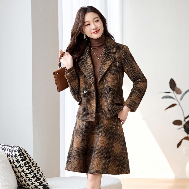Autumn-Winter Fashion Double-Breasted Quilted Coat & Skirt Set LB7613 L (108-118 jin) красный
Autumn-Winter Fashion Double-Breasted Quilted Coat & Skirt Set LB7613 L (108-118 jin) красный