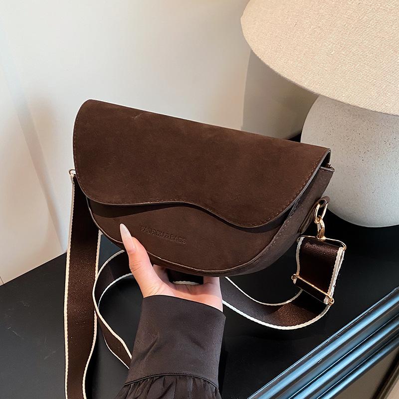 2025 новый нишевый дизайн сумка подмышку мини широкий плечевой ремень простая универсальная сумка-мессенджер сумка через плечо женская
2025 новый нишевый дизайн сумка подмышку мини широкий плечевой ремень простая универсальная сумка-мессенджер сумка через плечо женская