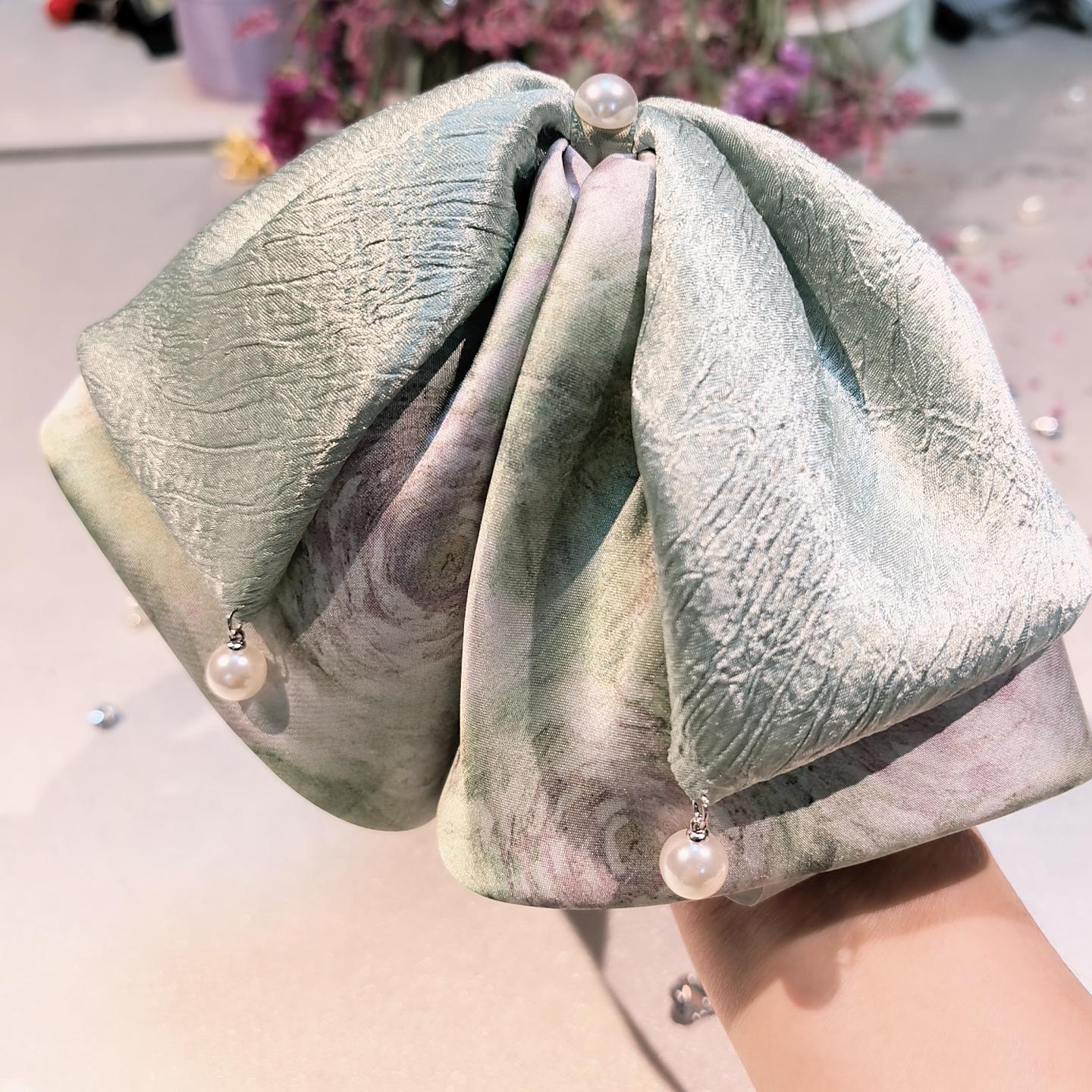 High-End Tie-Dye Starry Sky Bow Claw Hair Clip with Beaded Ribbon
High-End Tie-Dye Starry Sky Bow Claw Hair Clip with Beaded Ribbon