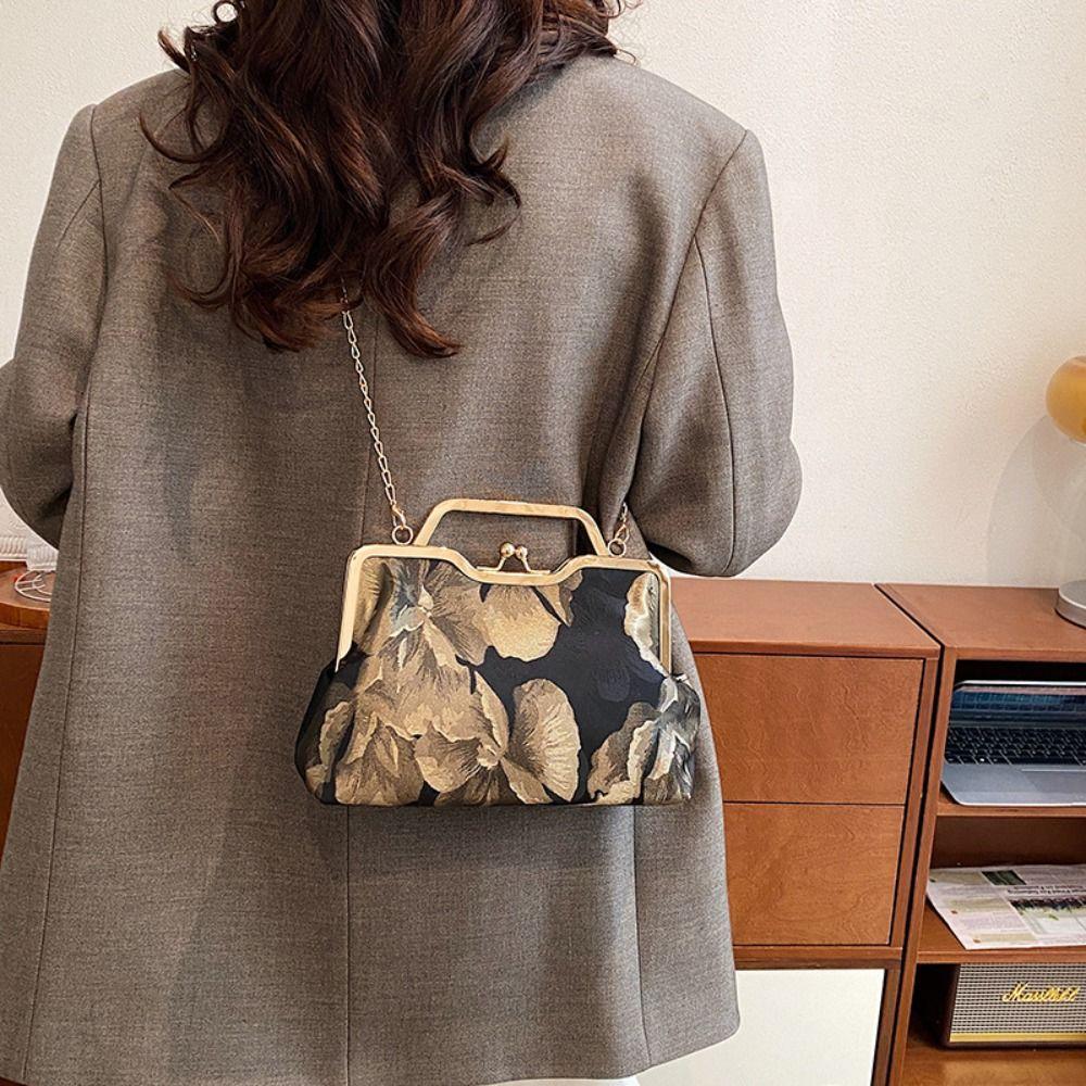 Flower Embroidery Chinese Style Handbag Sweet Clutch Bag Portable Hanfu Shell Bag Women чорний
Flower Embroidery Chinese Style Handbag Sweet Clutch Bag Portable Hanfu Shell Bag Women чорний
