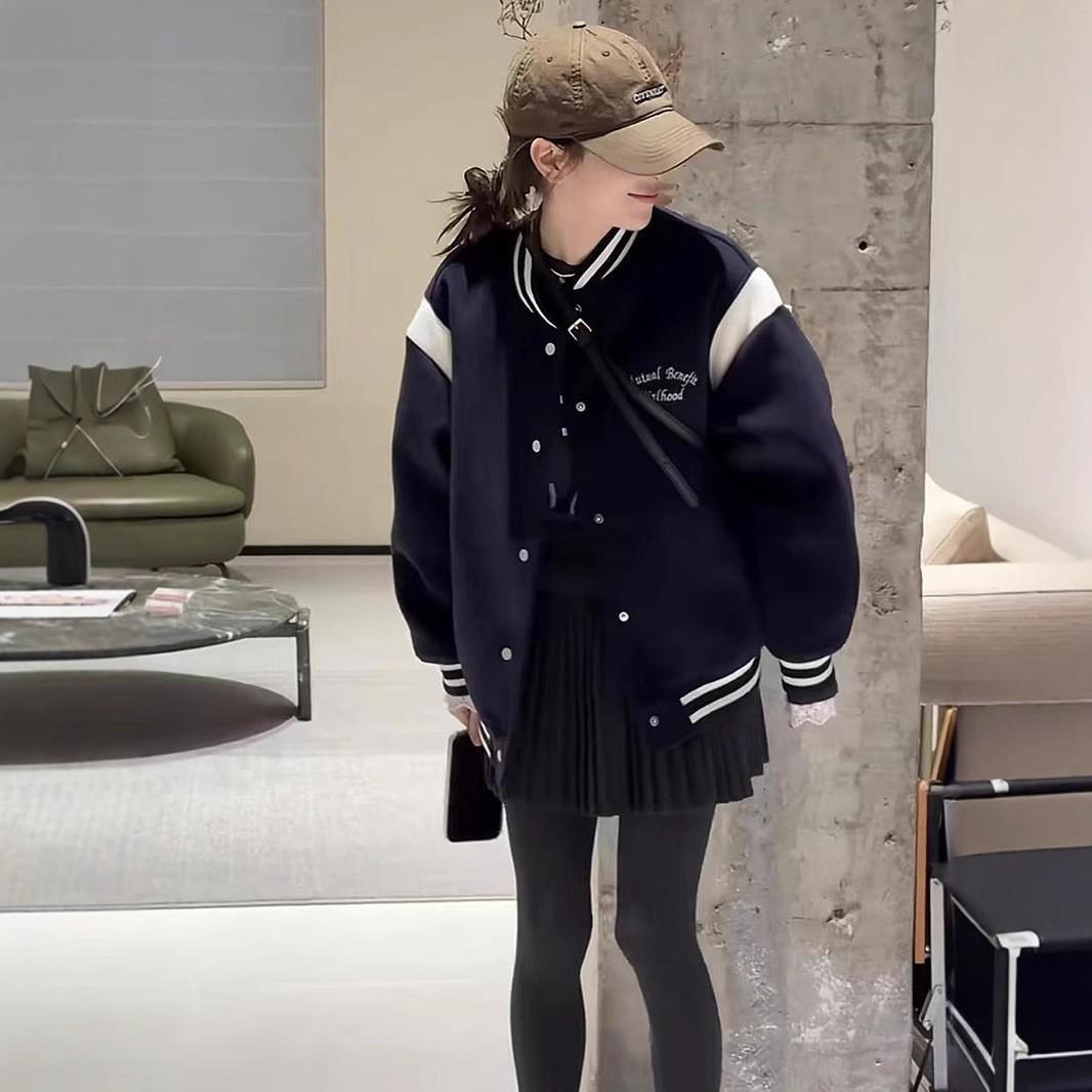 Korean version of round neck embroidered padded thickened baseball jacket women s 2025 winter new casual versatile warm cotton-padded clothes XL Темно-синій
Korean version of round neck embroidered padded thickened baseball jacket women s 2025 winter new casual versatile warm cotton-padded clothes XL Темно-синій