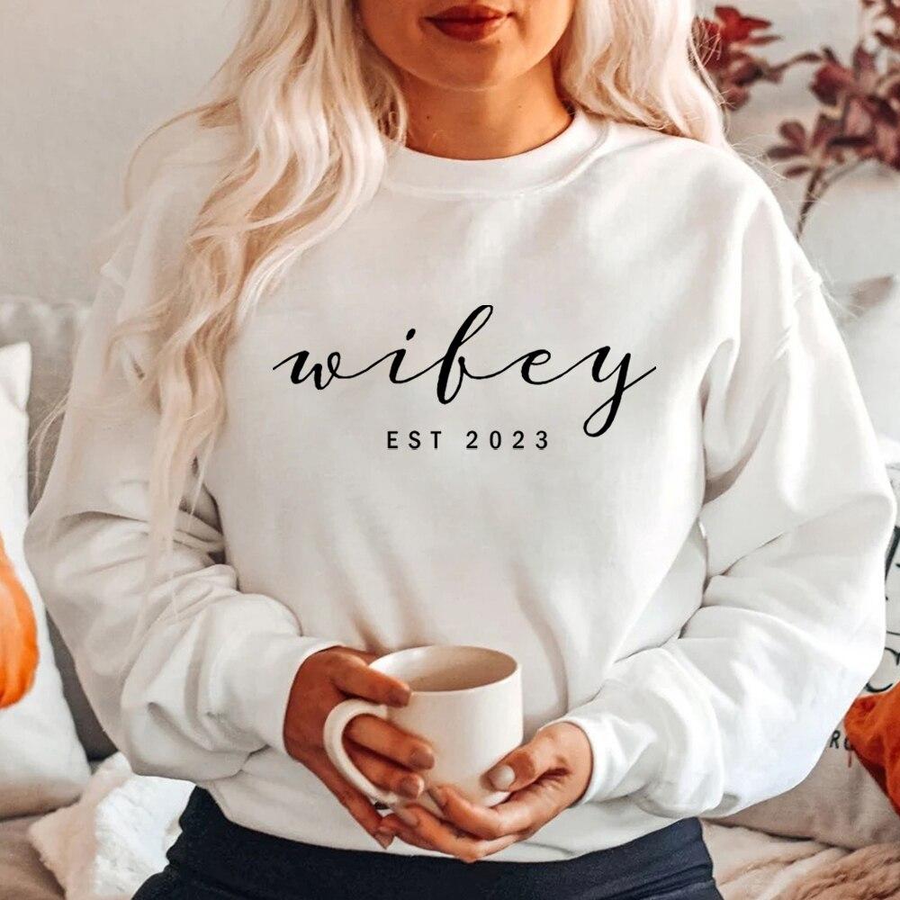 Толстовки Wifey EST, свадебный свитер, свадебные рубашки, забавная футболка для жены, подарок для женщин, модные эстетические толстовки, топы S белый
Толстовки Wifey EST, свадебный свитер, свадебные рубашки, забавная футболка для жены, подарок для женщин, модные эстетические толстовки, топы S белый