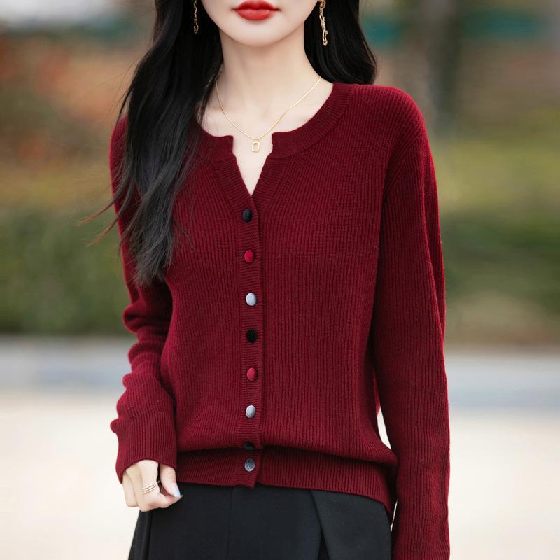 Весенний новый вязаный кардиган с V-образным вырезом однотонного цвета с полосатой цветной пуговицей, свободный и универсальный топ XXL красный
Весенний новый вязаный кардиган с V-образным вырезом однотонного цвета с полосатой цветной пуговицей, свободный и универсальный топ XXL красный