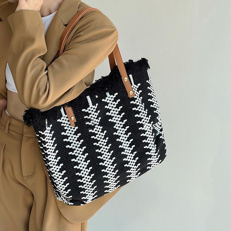 Женская сумка-тоут для продуктов с бахромой, большая вместимость, холщовая сумка, пляжная многоразовая сумка для покупок, контрастного цвета, дорожная сумка через плечо 43x15x33cm чёрный
