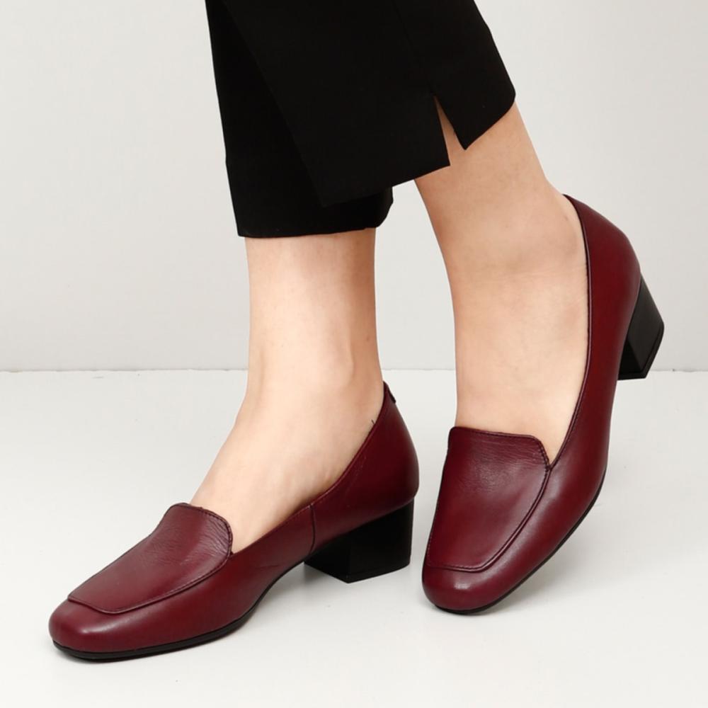 Бордовые антикварные женские туфли из натуральной кожи с плоским носком на толстом каблуке 
Бордовые антикварные женские туфли из натуральной кожи с плоским носком на толстом каблуке