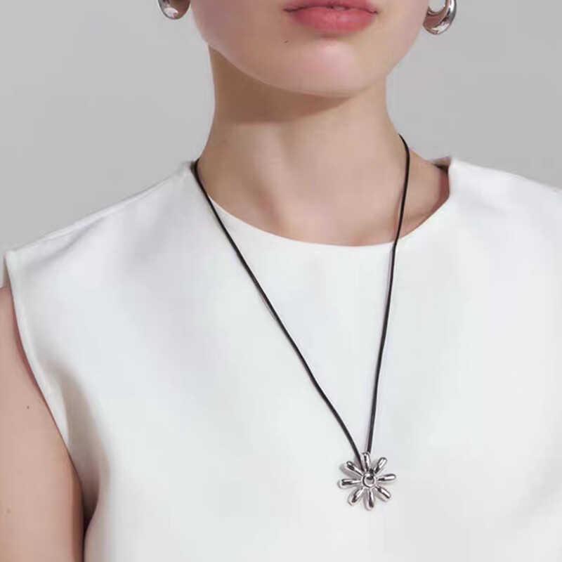 Flourishing Flowers: Fun Flower Leather Cord Necklace - Korean Chic, Versatile, and Stylish Accessory for Women
Flourishing Flowers: Fun Flower Leather Cord Necklace - Korean Chic, Versatile, and Stylish Accessory for Women