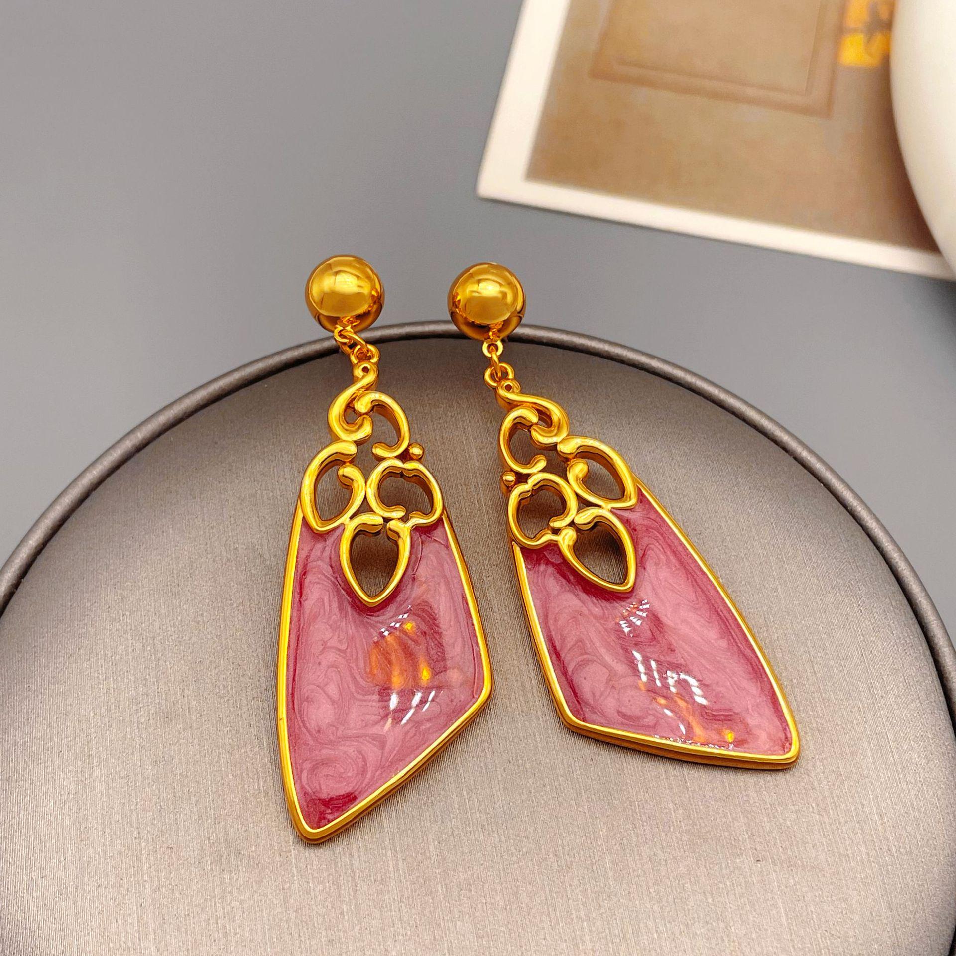 Retro European & American Court Style Enamel Dangle Earrings: High-End Fashion with Bold Personality
Retro European & American Court Style Enamel Dangle Earrings: High-End Fashion with Bold Personality