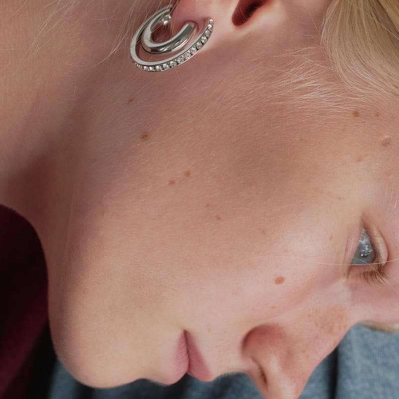 MONDAY EDITION Crystalline Hoop Earrings - Small (2Color) Silver
MONDAY EDITION Crystalline Hoop Earrings - Small (2Color) Silver