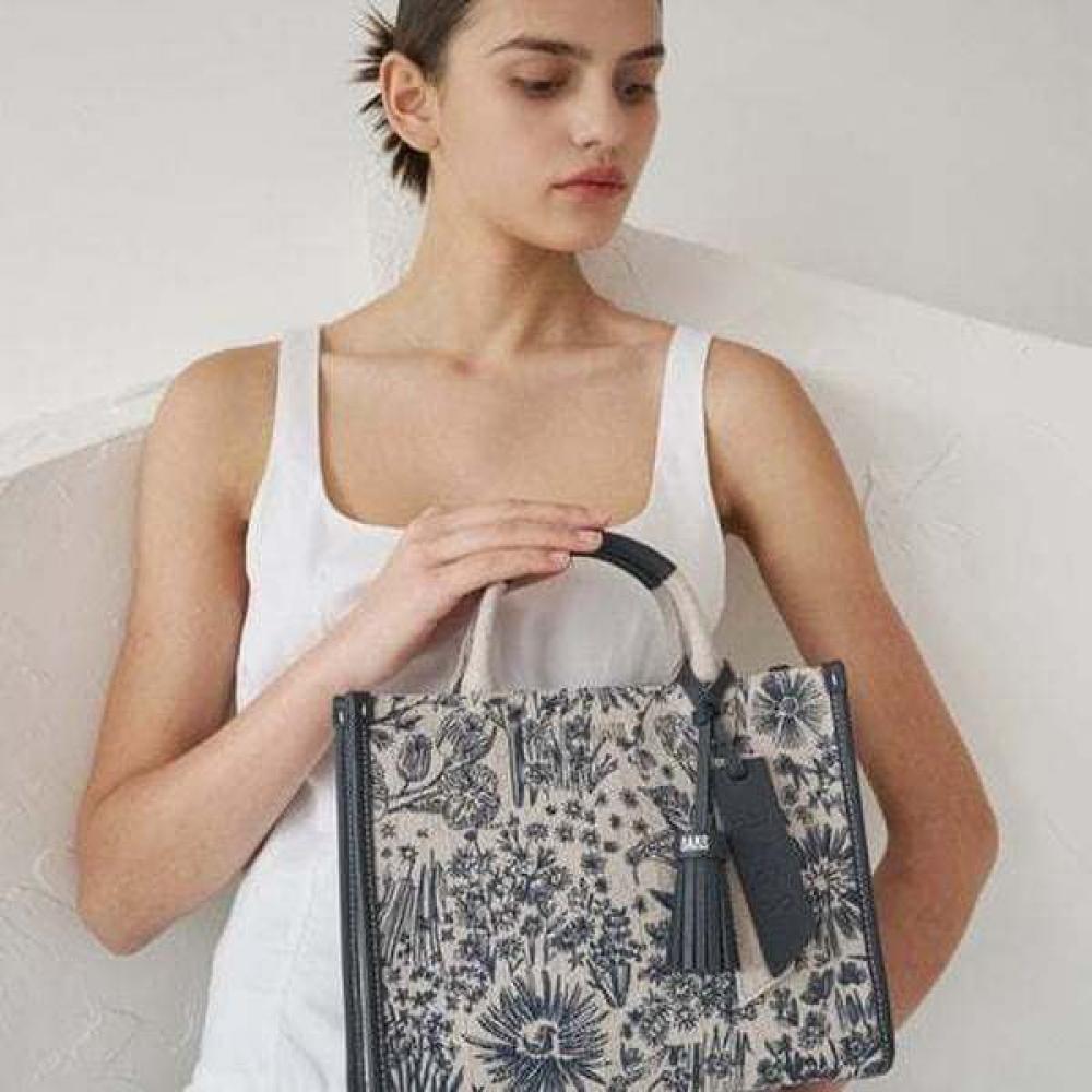 DakS Navy Flower Embroidery Jacquard Tote Bag S Dcba5f654n2 Single option
DakS Navy Flower Embroidery Jacquard Tote Bag S Dcba5f654n2 Single option