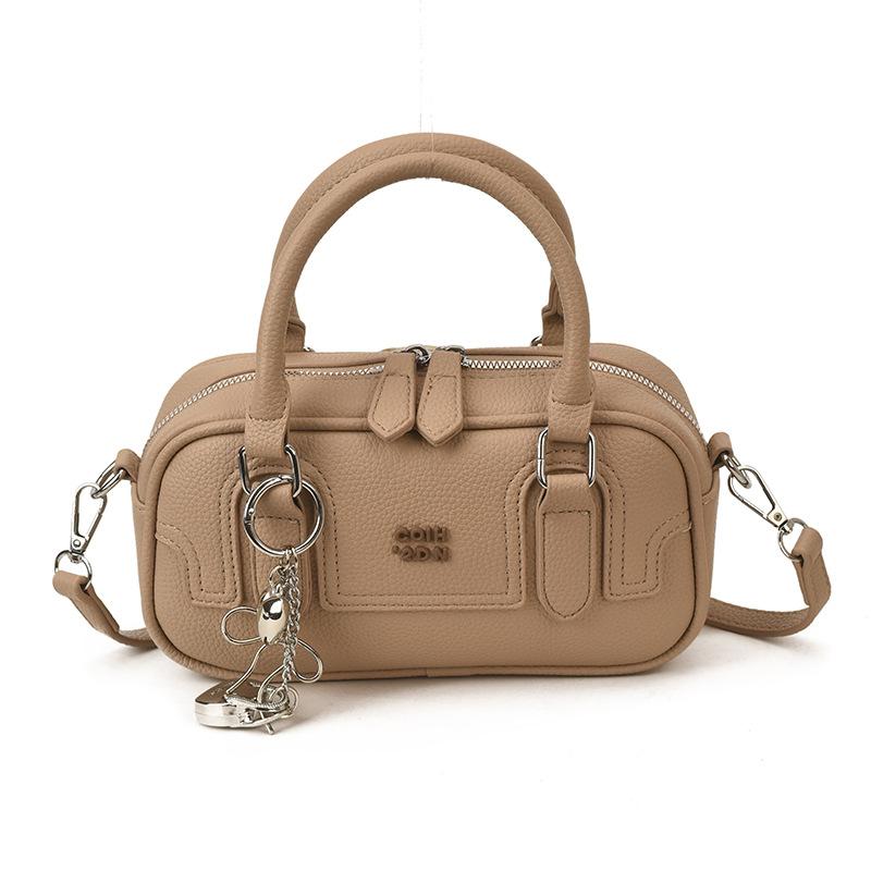 Elegant Bowling Bag Fashionable Single-shoulder Handbag for Commuting Mobile Phone Bag Crossbody Bag With pendant хакі
Elegant Bowling Bag Fashionable Single-shoulder Handbag for Commuting Mobile Phone Bag Crossbody Bag With pendant хакі