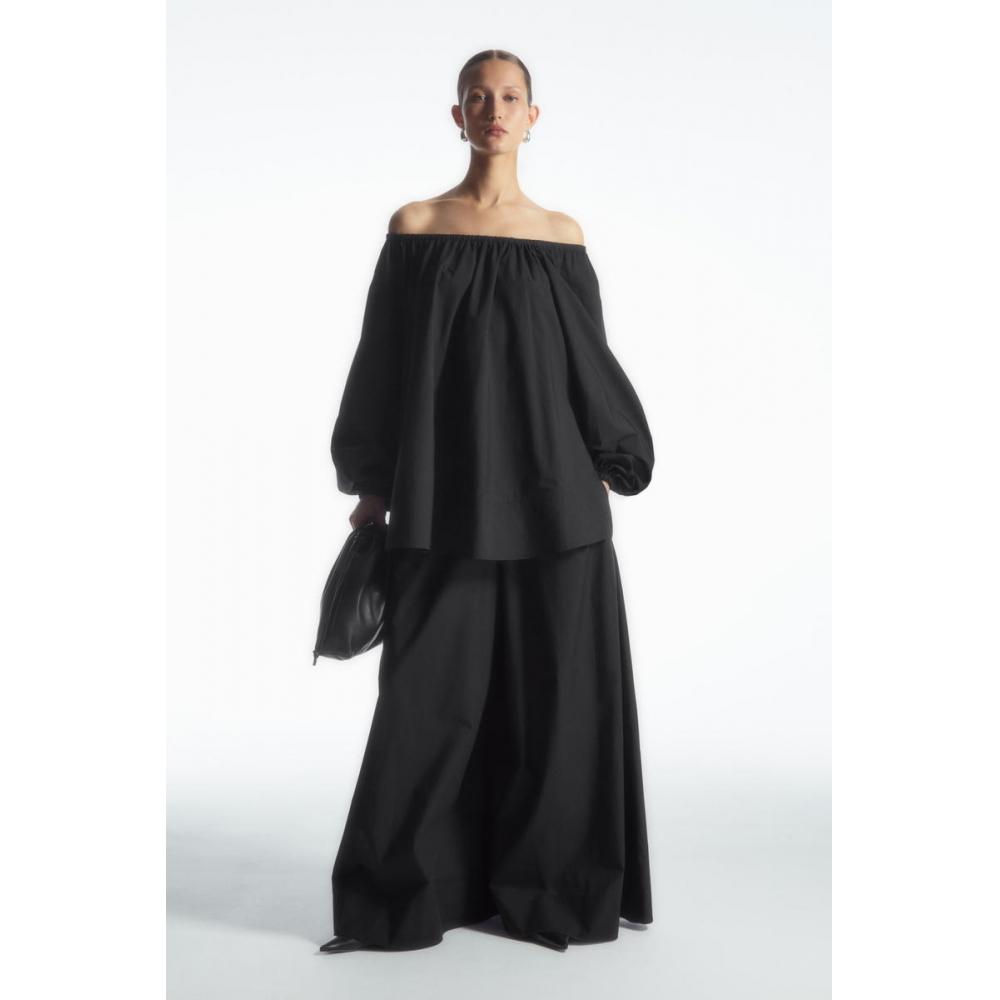 COS Japan собрала широкие брюки 
COS Japan собрала широкие брюки