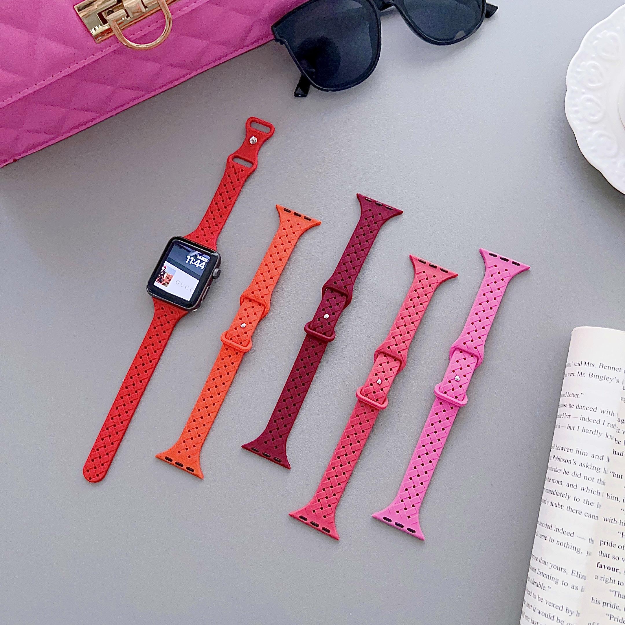 Силиконовый тонкий модный тканый дышащий ремешок для Apple Watch Series 8/7/6/5/4/3/2/SE 42 41 45 мм 40 44 мм ремешок для часов iWatch браслет
Силиконовый тонкий модный тканый дышащий ремешок для Apple Watch Series 8/7/6/5/4/3/2/SE 42 41 45 мм 40 44 мм ремешок для часов iWatch браслет