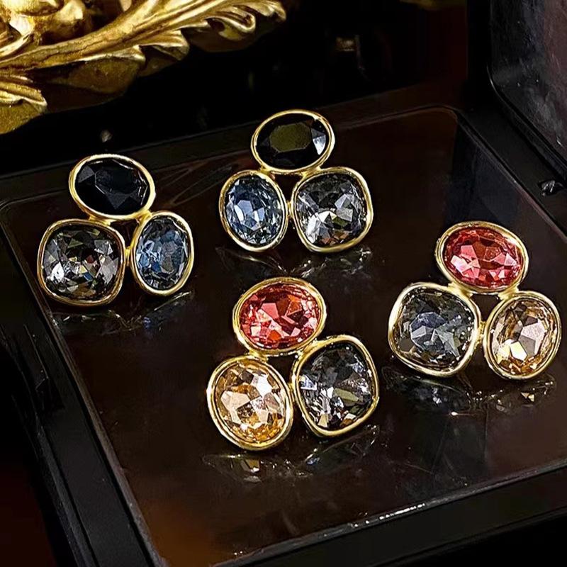 Niche design sense geometric oval earrings temperament simple personality stud earrings light luxury high sense fashion earrings
Niche design sense geometric oval earrings temperament simple personality stud earrings light luxury high sense fashion earrings