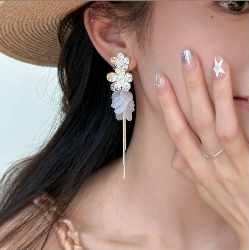 Super fairy silver flower shell fringed earrings women s high-end seaside vacation style earrings beautiful temperament earrings
Super fairy silver flower shell fringed earrings women s high-end seaside vacation style earrings beautiful temperament earrings