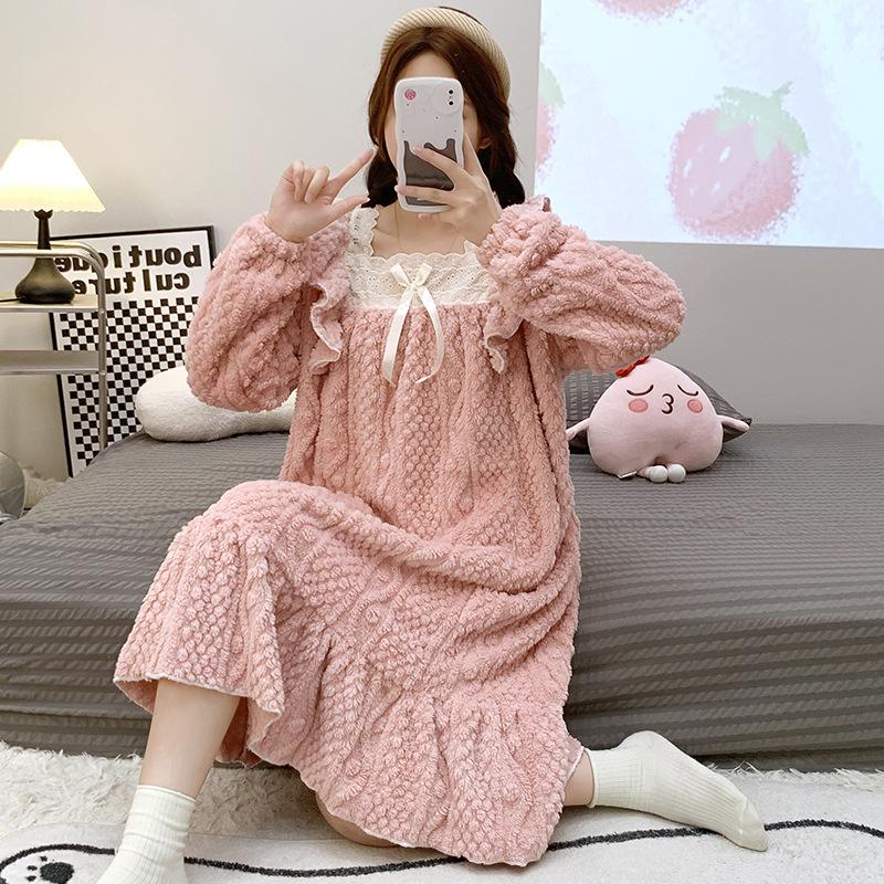 Cozy Lace Trim Jacquard Fleece Nightdress - Plus Size, Long-Sleeved, Mid-Length for Autumn & Winter Comfort L
Cozy Lace Trim Jacquard Fleece Nightdress - Plus Size, Long-Sleeved, Mid-Length for Autumn & Winter Comfort L