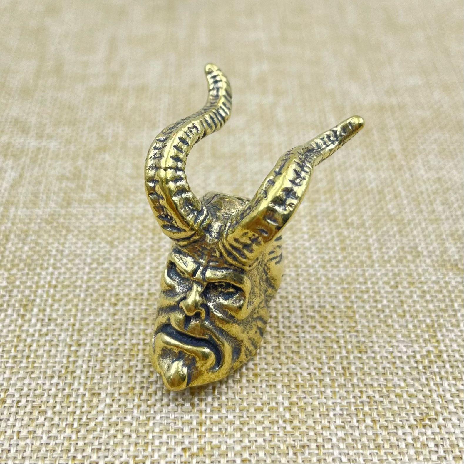 Латунный кулон-брелок в виде ножа Хеллбоя для DIY аксессуаров для плетения рук латунный
Латунный кулон-брелок в виде ножа Хеллбоя для DIY аксессуаров для плетения рук латунный