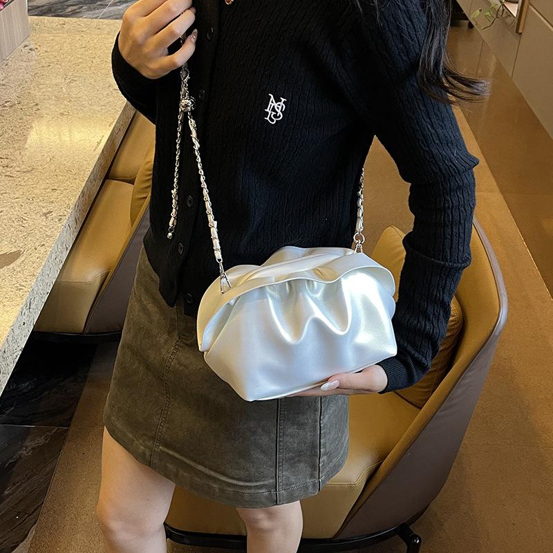 2025 autumn new chain commuter bag design sense niche messenger bag fashion versatile shoulder bag women 19*11*16 чорний
2025 autumn new chain commuter bag design sense niche messenger bag fashion versatile shoulder bag women 19*11*16 чорний