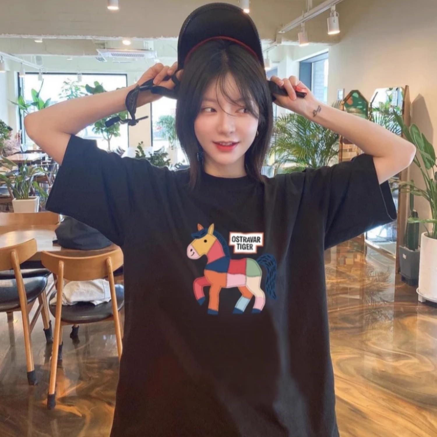 Japanese Korean Style Sexy and Hot T Shirt Pony Print Y2k Aesthetic Oversized Fit Cute Graphic Print Pure Cotton Comfy Top XXXXXL чорний
Japanese Korean Style Sexy and Hot T Shirt Pony Print Y2k Aesthetic Oversized Fit Cute Graphic Print Pure Cotton Comfy Top XXXXXL чорний