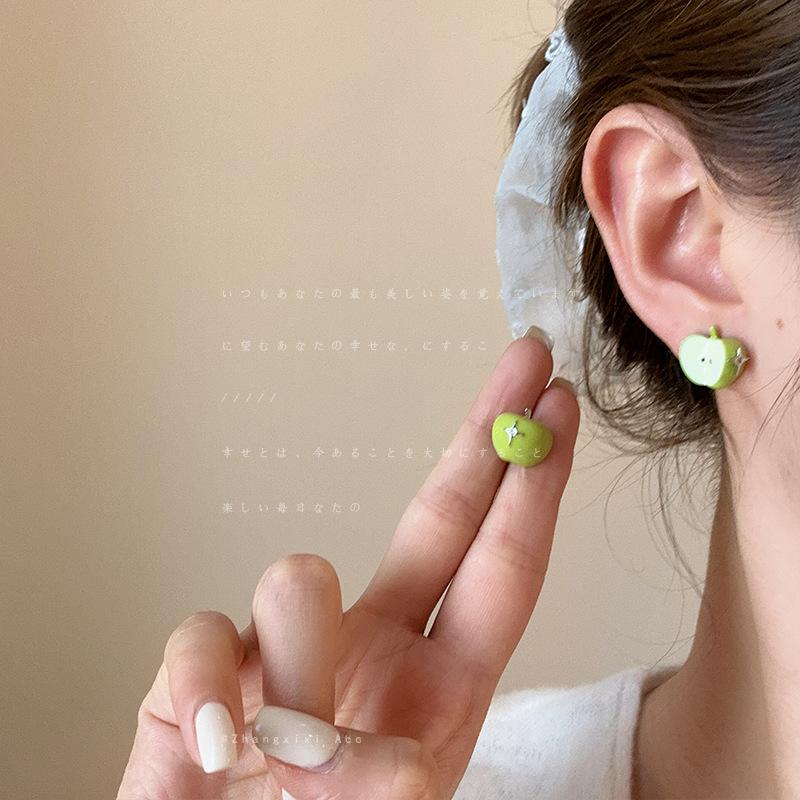 Zircon green apple star stud earrings are fashionable, small, fresh and sweet earrings, simple and versatile niche earrings.
Zircon green apple star stud earrings are fashionable, small, fresh and sweet earrings, simple and versatile niche earrings.