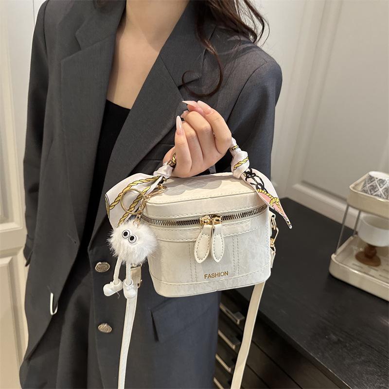 Fashion bucket portable small bag women s bag new trendy messenger bag silk scarf shoulder box bag No pendant білий
Fashion bucket portable small bag women s bag new trendy messenger bag silk scarf shoulder box bag No pendant білий