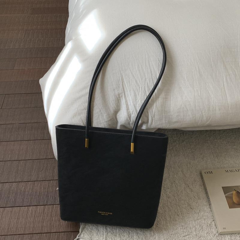 Retro niche matte bag women s new commuter versatile shoulder bag high value casual portable bucket bag
Retro niche matte bag women s new commuter versatile shoulder bag high value casual portable bucket bag