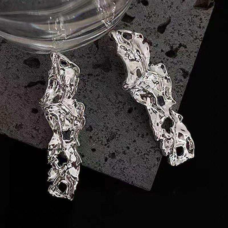 Metal Silver Cold Wind Personalized Silver Needle Earrings Niche Design High Sense Spice Girl Temperament Earrings
Metal Silver Cold Wind Personalized Silver Needle Earrings Niche Design High Sense Spice Girl Temperament Earrings