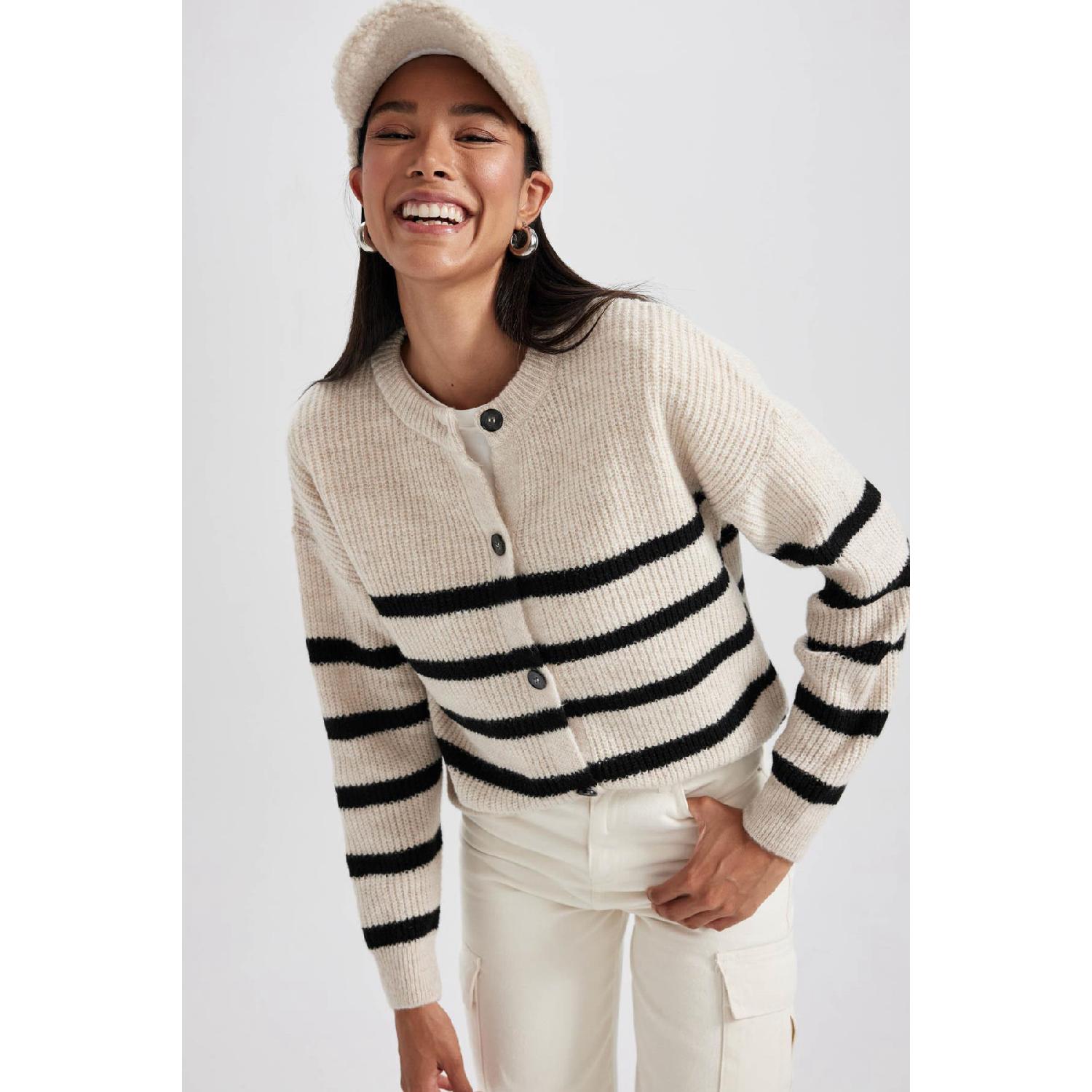 Полосатый кардиган стандартного кроя с круглым вырезом из ткани Selanik
Полосатый кардиган стандартного кроя с круглым вырезом из ткани Selanik