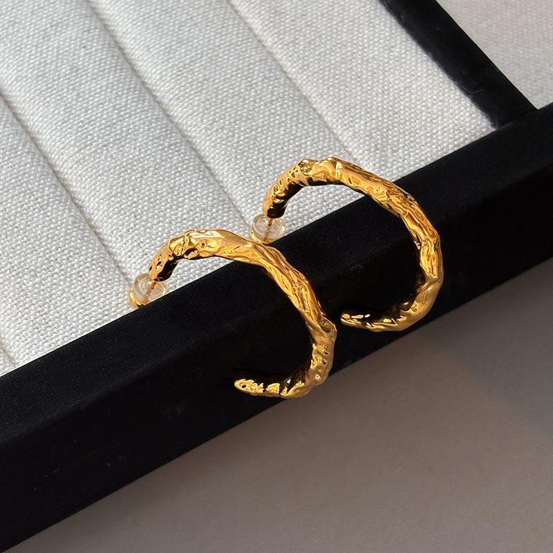 Simple metal texture element ring stud earrings niche design irregular handmade hammer pattern exaggerated earrings women s sterling silver
Simple metal texture element ring stud earrings niche design irregular handmade hammer pattern exaggerated earrings women s sterling silver